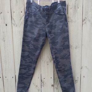 Democracy 5 pocket slim leg camo pant sz 14